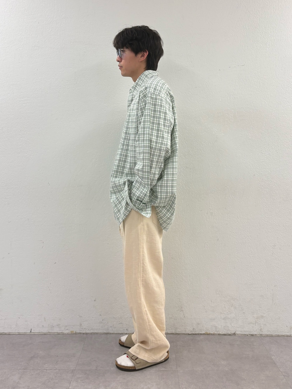 グリーン系のシャツ/ブラウス、ホワイト系のTシャツ/カットソー、ホワイト系のスラックスを着用したメンズの春コーディネートの2枚目の写真