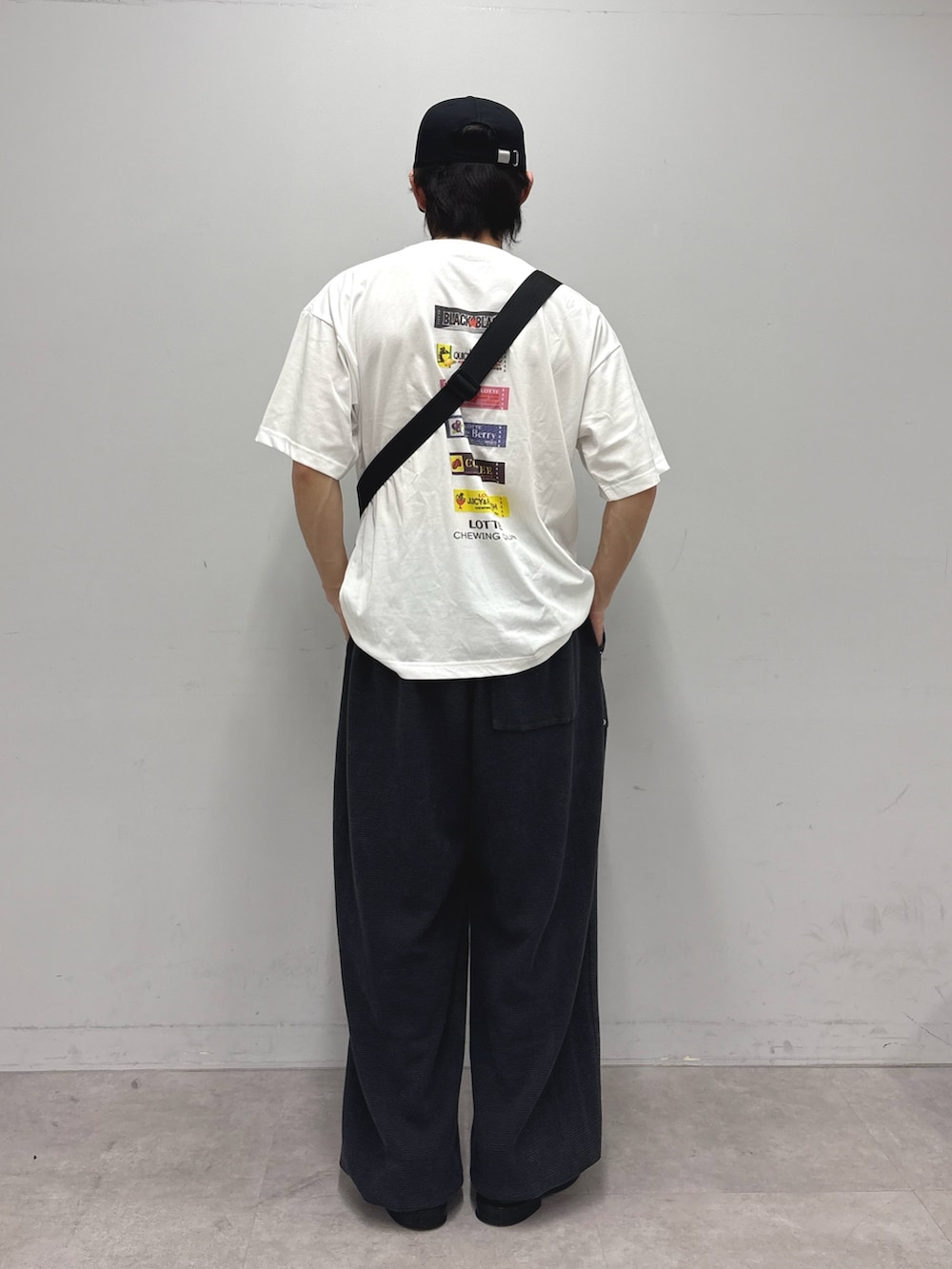 ホワイト系のTシャツ/カットソー、ブラック系のボディバッグ/ウエストポーチ、ブラック系のスウェットパンツを着用したメンズの春コーディネートの3枚目の写真