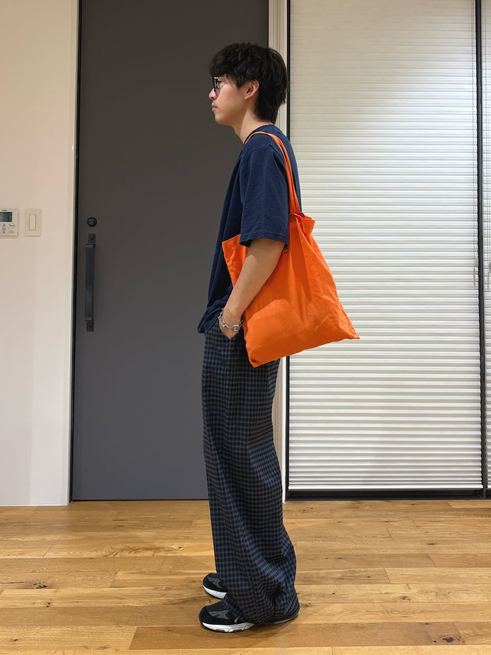 ブルー系のTシャツ/カットソー、ブルー系のその他パンツを着用したメンズの夏コーディネートの2枚目の写真