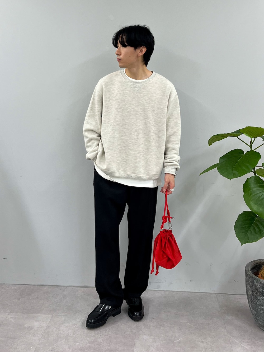 ブラック系のブルゾン、ブラック系のスラックス、グレー系のスウェットを着用したメンズの冬コーディネートの3枚目の写真