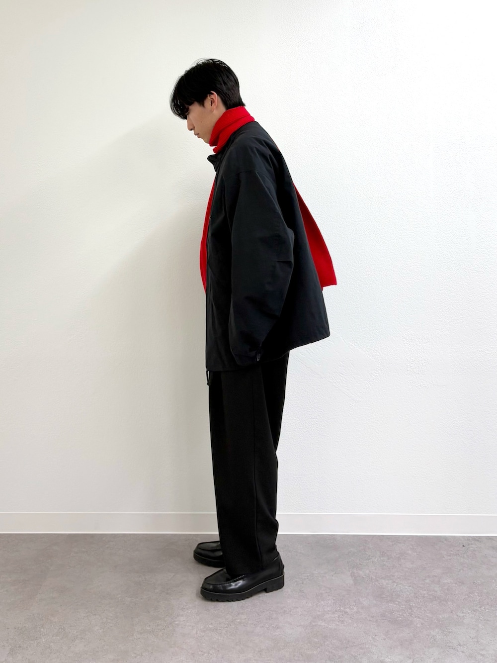 ブラック系のその他パンツ、ブラック系のモッズコート、レッド系のマフラーを着用したメンズの冬コーディネートの2枚目の写真