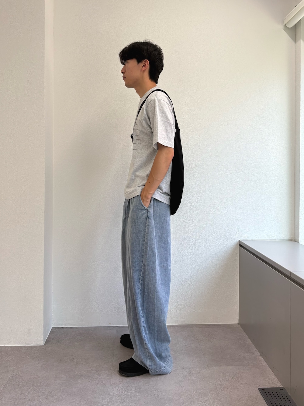 「シンプルコーデ、きれいめカジュアル、韓国ファッション、夏コーデ、プチプラ、お出かけコーデ、ロゴT、テーマパークコーデ、休日スタイル、デートコーデ、夏だ！Tシャツ着よう！、大人コーデ、Tシャツコーデ、夏服、おでかけコーデ」｜「CIAOPANIC TYPYの【WEB限定】【新色追加】ムーンクレーター＆アースロゴプリントTee（Tシャツ/カットソー、グレー系）」を使った、ゆいととさん（メンズ・170cm）の夏コーディネートの2枚目の写真