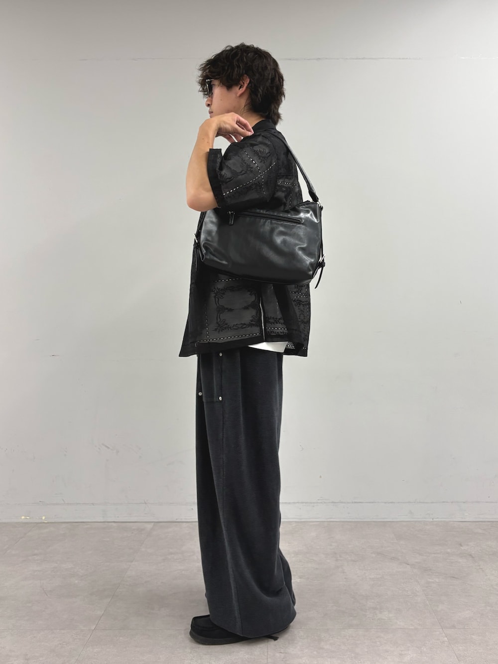 ブラック系のシャツ/ブラウス、ホワイト系のTシャツ/カットソー、ブラック系のショルダーバッグを着用したメンズの夏コーディネートの2枚目の写真
