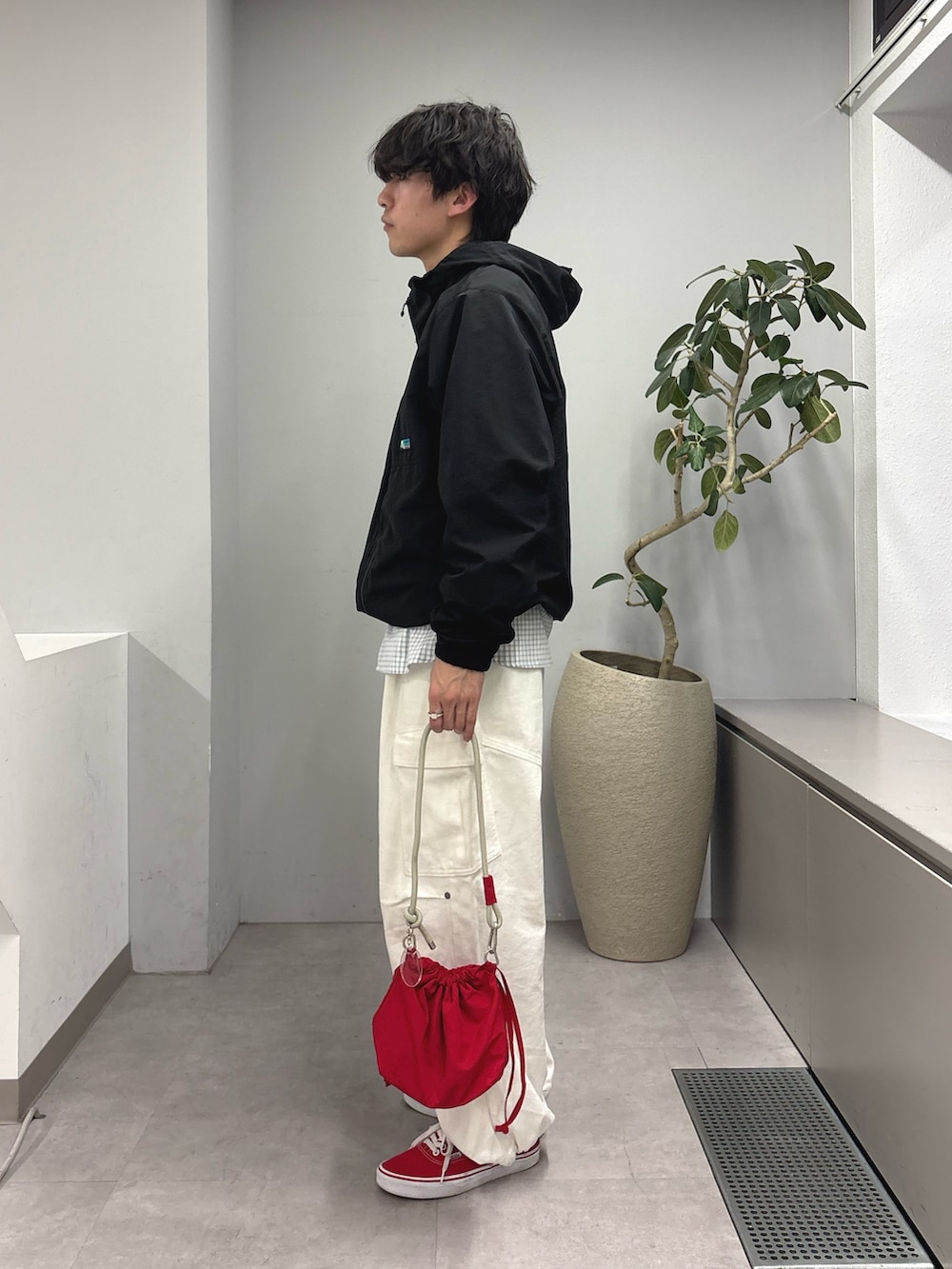 ブラック系のパーカー、ブルー系のシャツ/ブラウス、レッド系のショルダーバッグを着用したメンズの春コーディネートの2枚目の写真