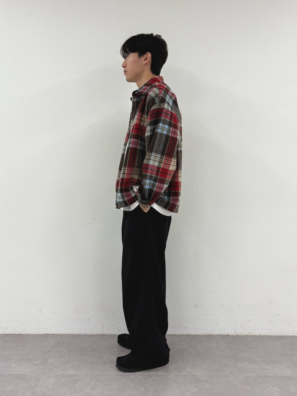 ブラウン系のシャツ/ブラウス、ブラック系のスラックス、ホワイト系のTシャツ/カットソーを着用したメンズの秋コーディネートの2枚目の写真