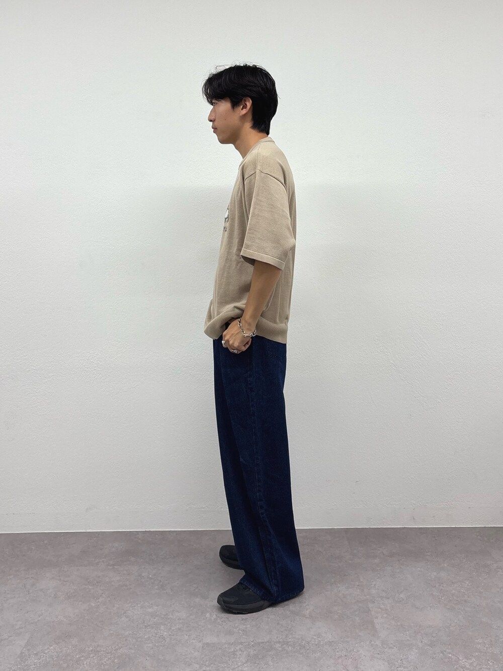 ベージュ系のTシャツ/カットソー、ブルー系のデニムパンツを着用したメンズの秋コーディネートの2枚目の写真