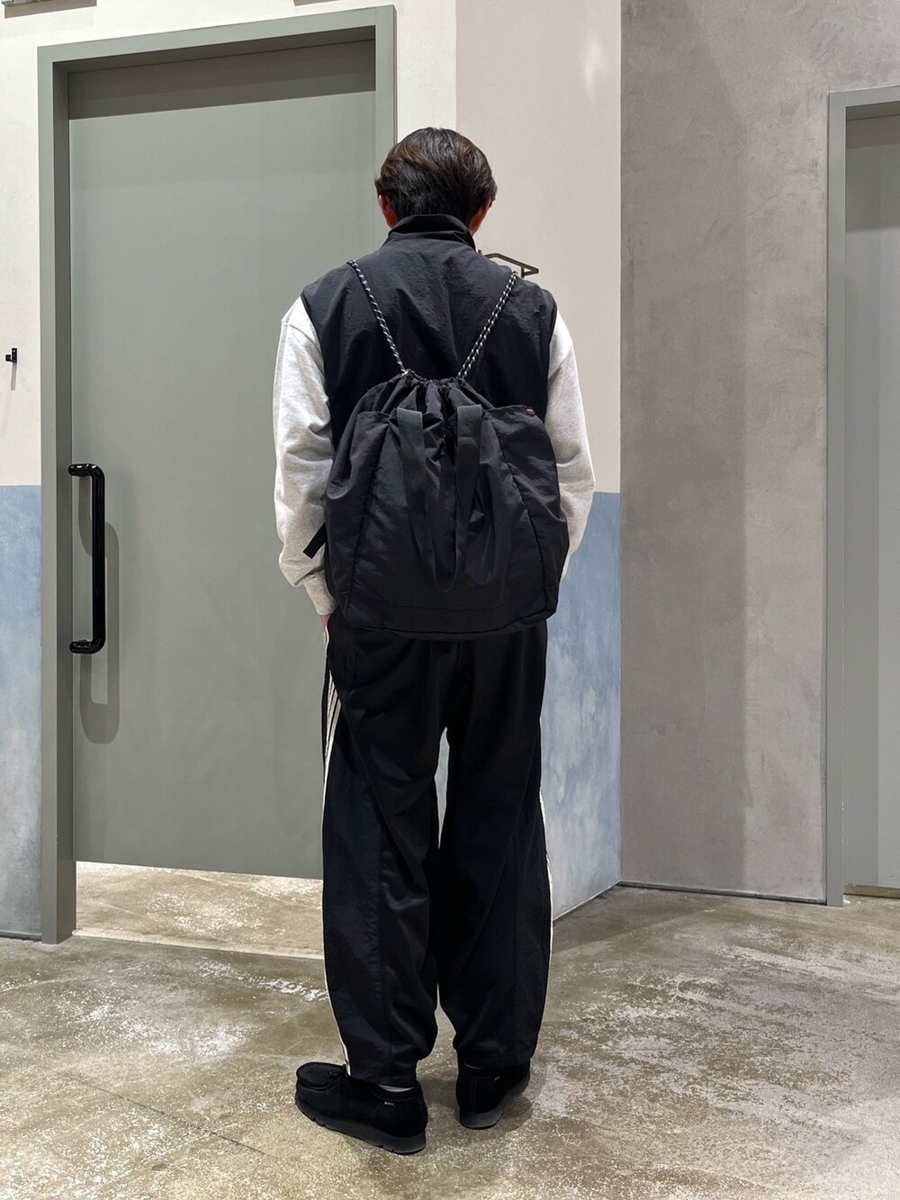 ブラック系のスニーカー、ブラック系のスウェットパンツ、グレー系のスウェットを着用したメンズの春コーディネートの3枚目の写真