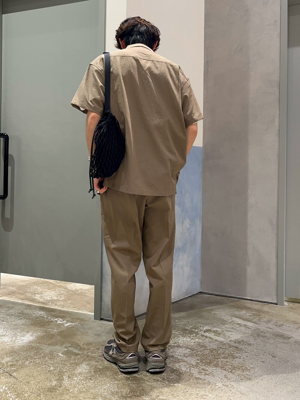 ベージュ系のその他パンツ、グレー系のスニーカー、ベージュ系のシャツ/ブラウスを着用したメンズの夏コーディネートの3枚目の写真