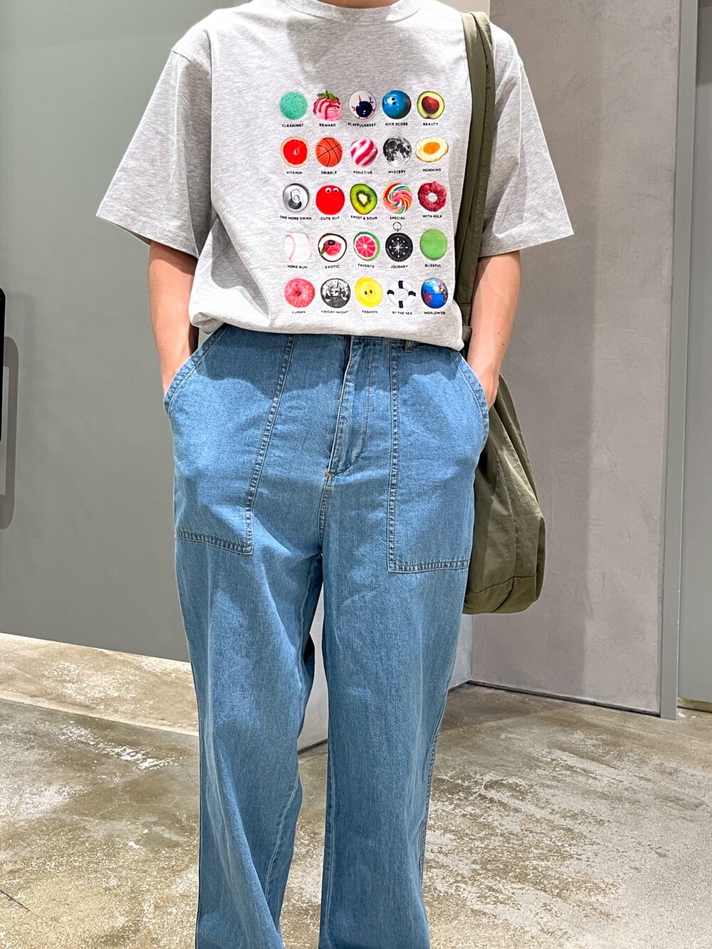 グレー系のTシャツ/カットソー、ブルー系のデニムパンツ、ブラック系のスニーカーを着用したメンズの夏コーディネートの3枚目の写真