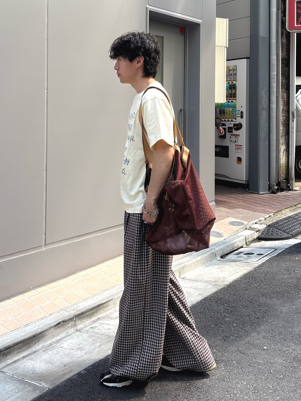 ベージュ系のTシャツ/カットソー、ブラウン系のトートバッグ、ブラウン系のその他パンツを着用したメンズの夏コーディネートの2枚目の写真