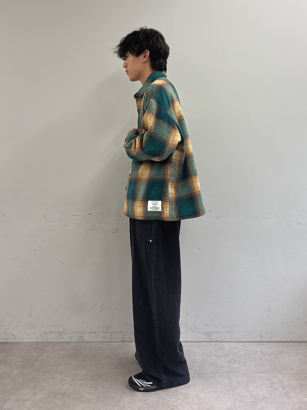 グリーン系のシャツ/ブラウス、グレー系のTシャツ/カットソー、ブラック系のスウェットパンツを着用したメンズの秋コーディネートの2枚目の写真