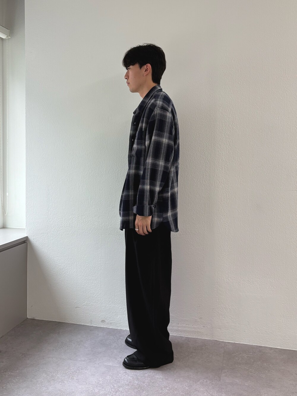 ブルー系のシャツ/ブラウス、ホワイト系のTシャツ/カットソー、ブラック系のスラックスを着用したメンズの秋コーディネートの3枚目の写真
