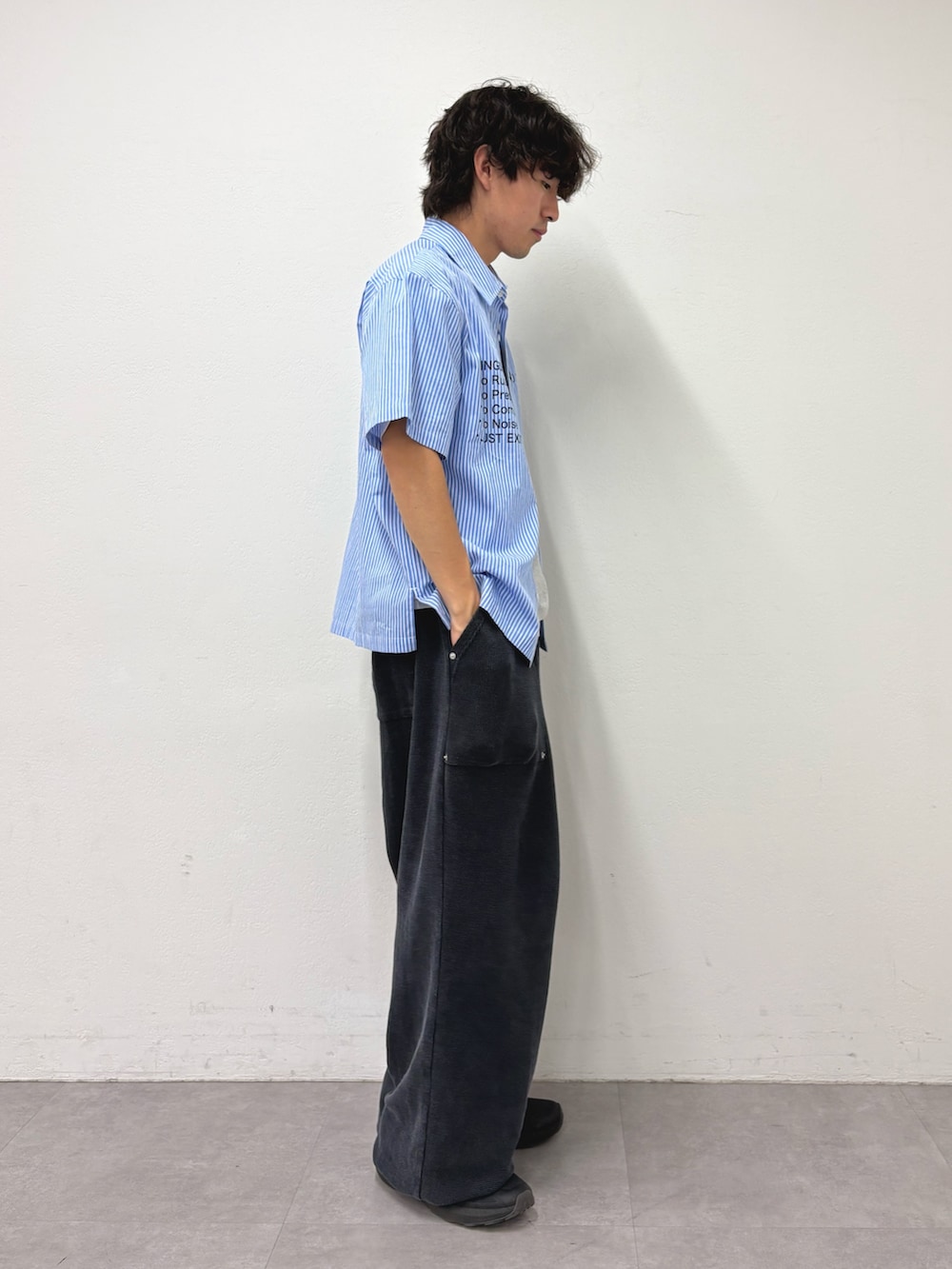 ブルー系のシャツ/ブラウス、グレー系のTシャツ/カットソー、ブラック系のスウェットパンツを着用したメンズの夏コーディネートの2枚目の写真
