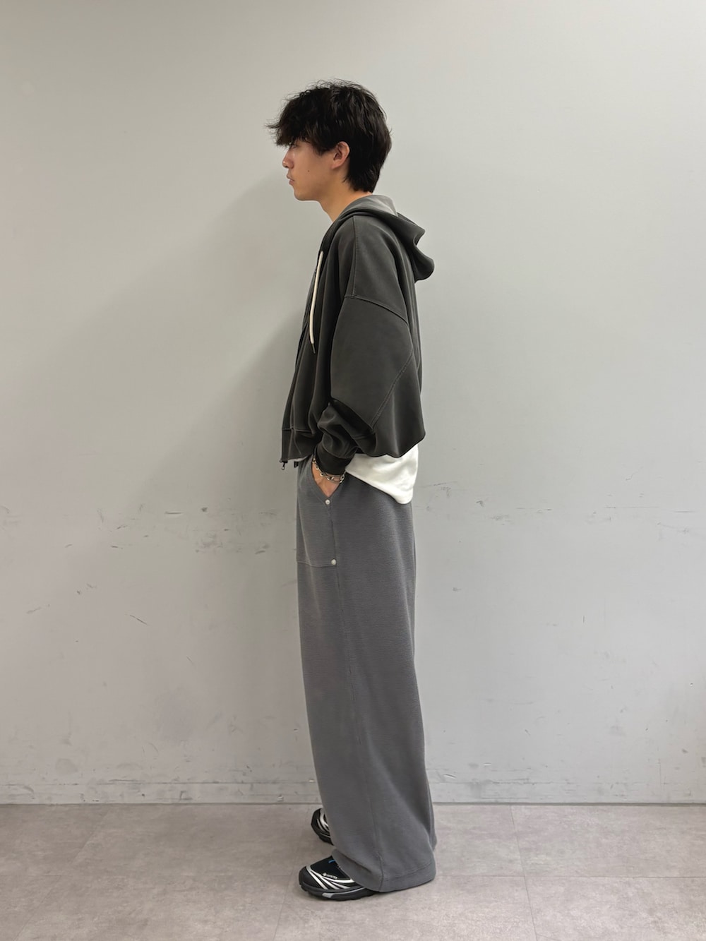 グレー系のパーカー、ホワイト系のTシャツ/カットソー、グレー系のスウェットパンツを着用したメンズの秋コーディネートの2枚目の写真
