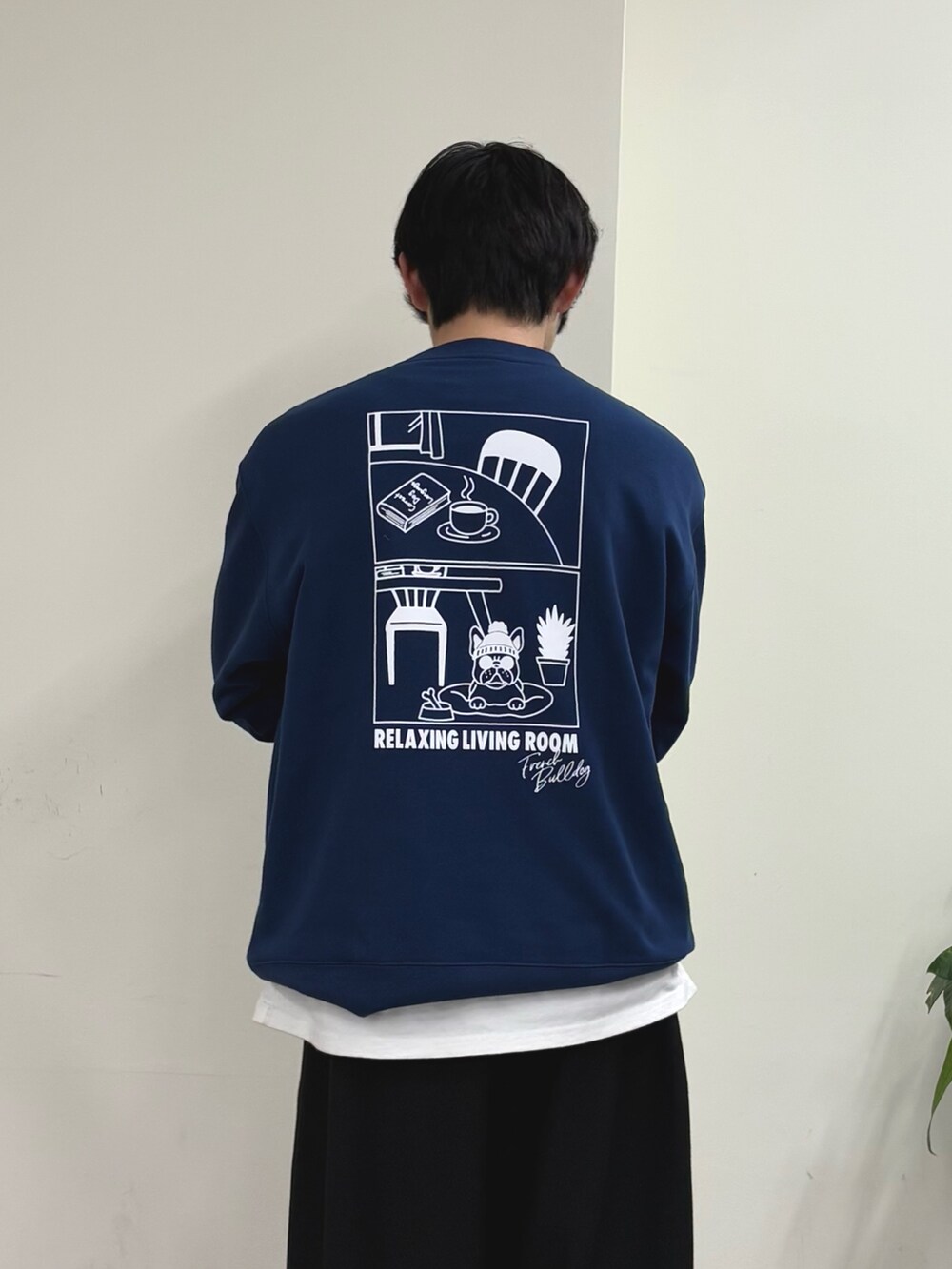 ブルー系のスウェット、グリーン系のモッズコート、ブラック系のスラックスを着用したメンズの春コーディネートの2枚目の写真