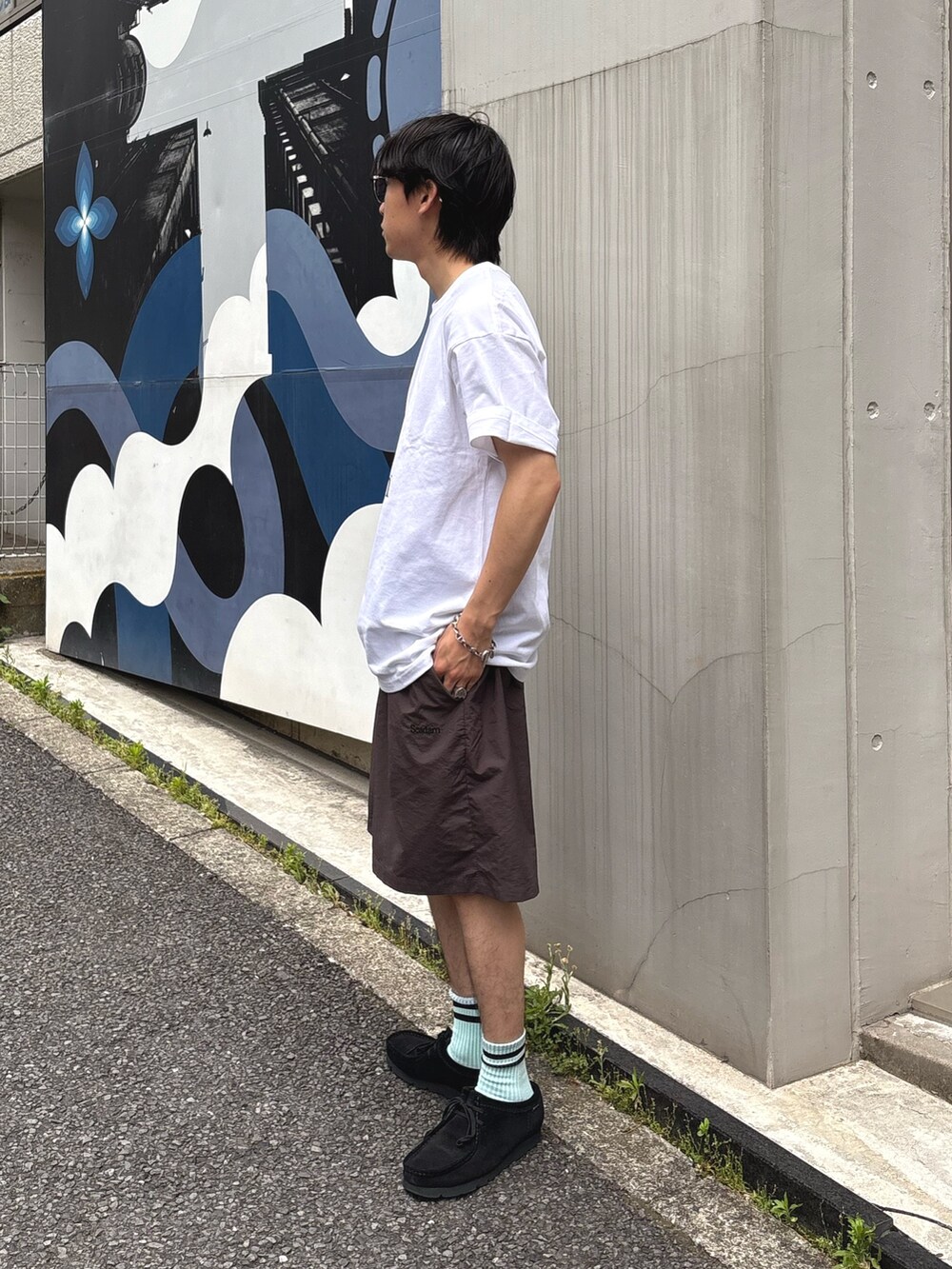 ホワイト系のTシャツ/カットソー、グレー系のその他パンツを着用したメンズの春コーディネートの2枚目の写真