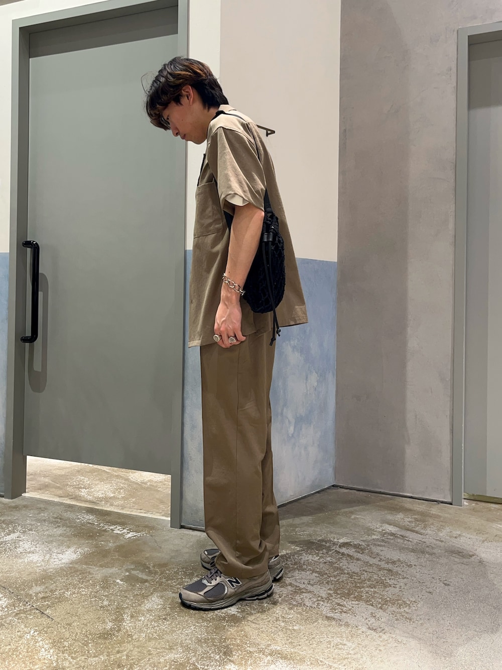 ベージュ系のその他パンツ、グレー系のスニーカー、ベージュ系のシャツ/ブラウスを着用したメンズの夏コーディネートの2枚目の写真