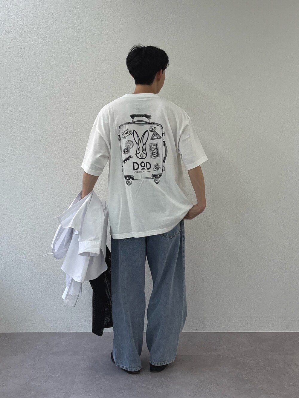 ホワイト系のシャツ/ブラウス、ホワイト系のTシャツ/カットソー、ブラック系のトートバッグを着用したメンズの春コーディネートの3枚目の写真