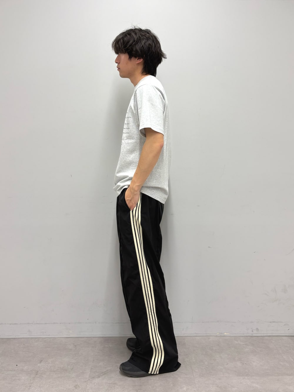 グレー系のTシャツ/カットソー、ブラック系のスウェットパンツを着用したメンズの春コーディネートの2枚目の写真