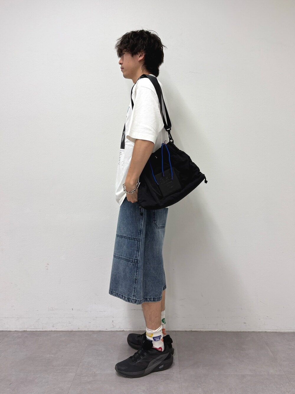 ホワイト系のTシャツ/カットソー、ブラック系のトートバッグ、ブルー系のその他パンツを着用したメンズの夏コーディネートの2枚目の写真