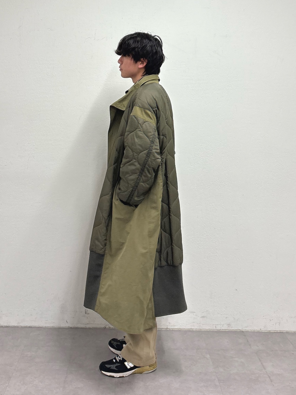 グリーン系のモッズコート、ブラウン系のシャツ/ブラウス、ベージュ系のチノパンツを着用したメンズの冬コーディネートの2枚目の写真