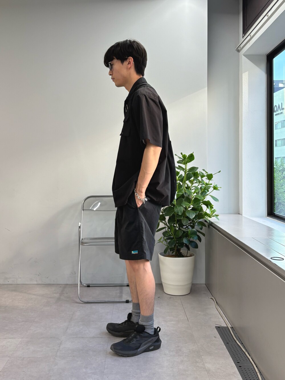 ブラック系のシャツ/ブラウス、ブラック系のショルダーバッグ、ブラック系のその他パンツを着用したメンズの夏コーディネートの2枚目の写真