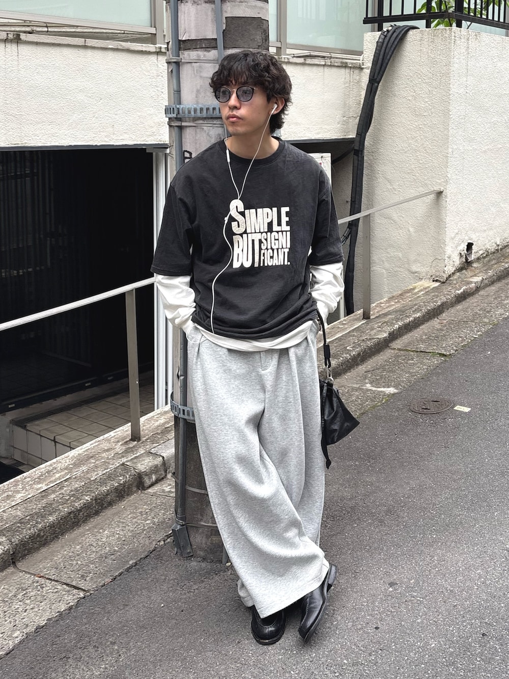 ブラック系のTシャツ/カットソー、ブラック系のショルダーバッグを着用したメンズの春コーディネートの2枚目の写真