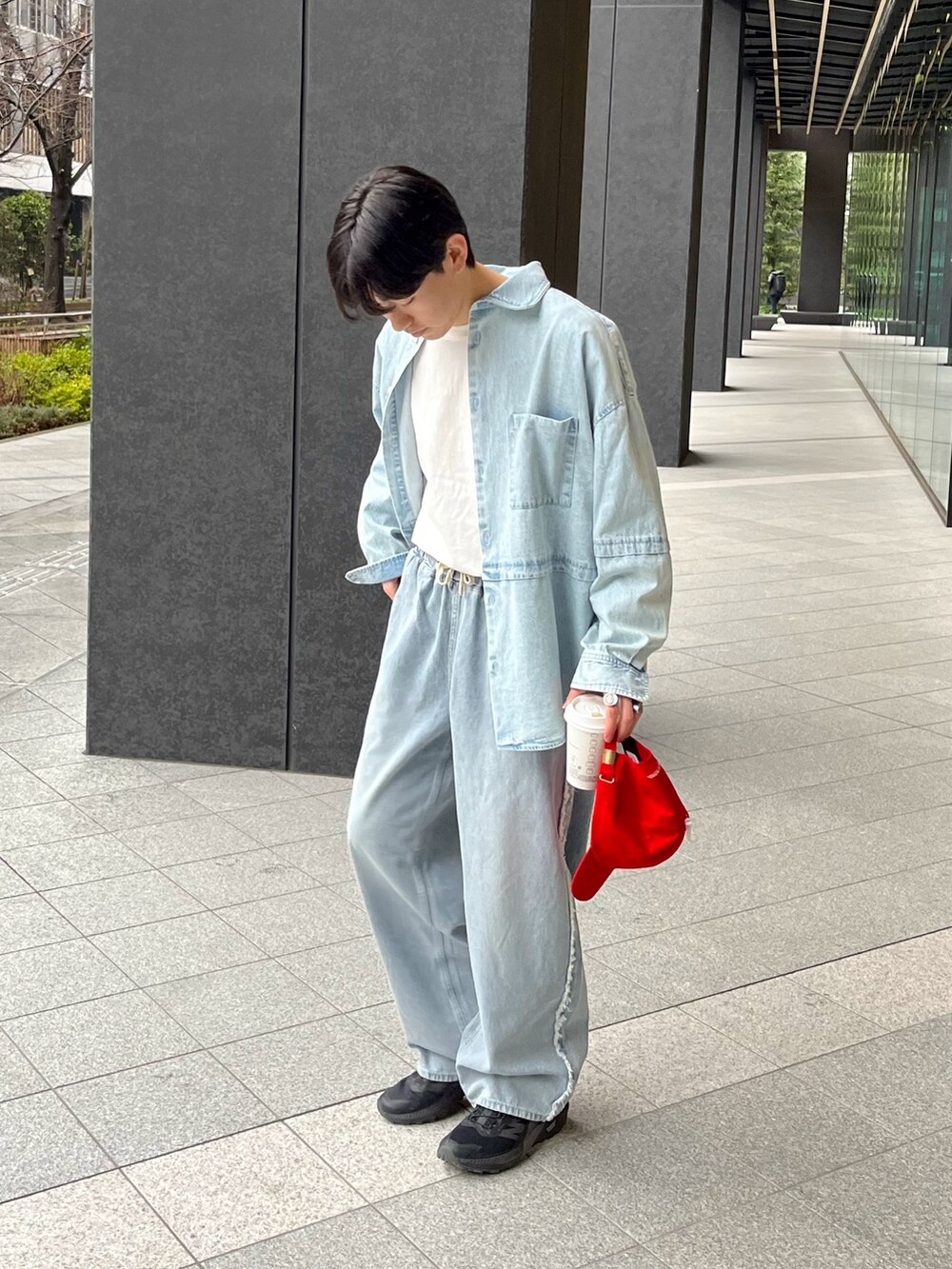 ブラック系のスニーカー、ブルー系のシャツ/ブラウス、ブルー系のデニムパンツを着用したメンズの春コーディネートの2枚目の写真