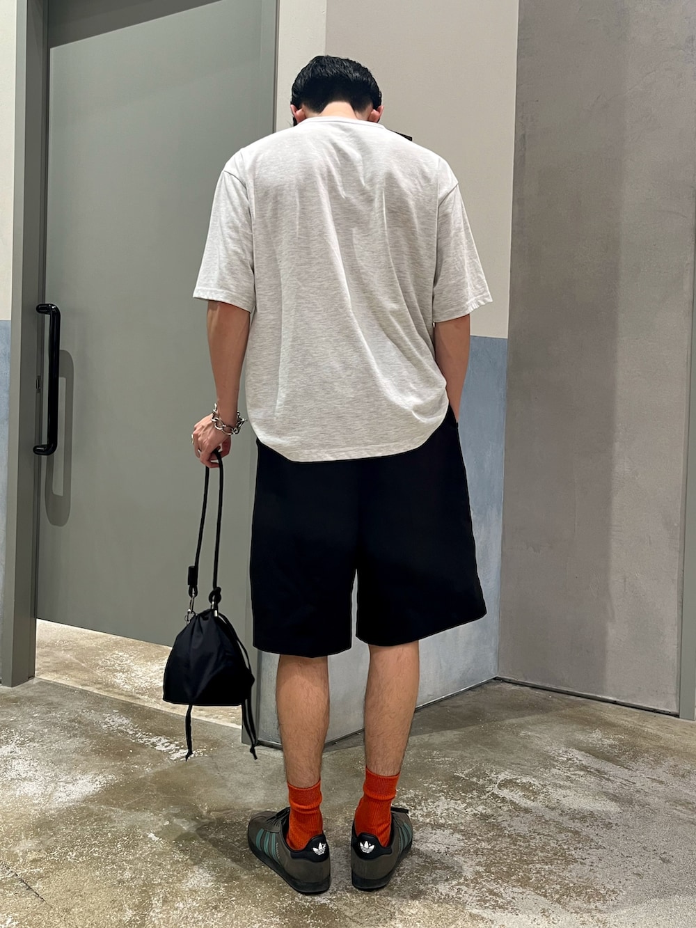 グレー系のTシャツ/カットソー、ブラック系のパンツ、ブラック系のショルダーバッグを着用したメンズの夏コーディネートの3枚目の写真