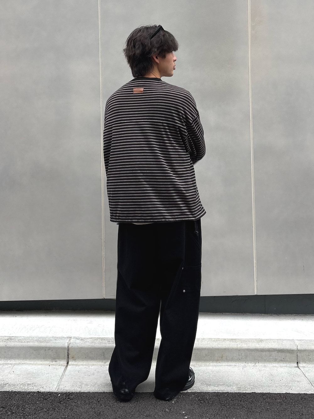 ブラック系のTシャツ/カットソー、ブラック系のデニムパンツ、ブラック系のサングラスを着用したメンズの夏コーディネートの2枚目の写真