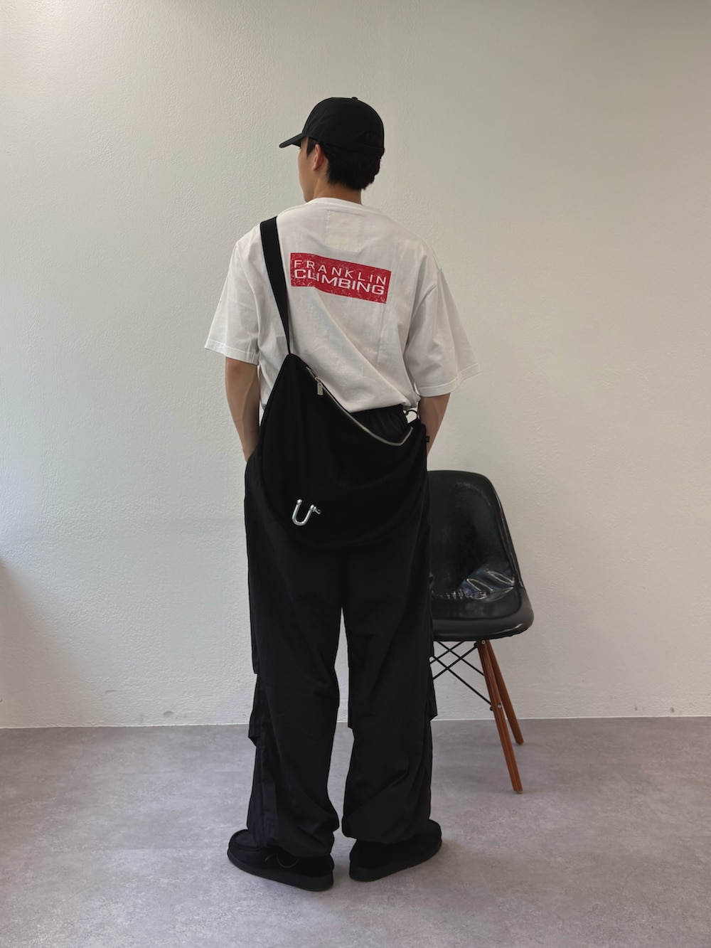 ホワイト系のTシャツ/カットソー、ブラック系のその他パンツ、ブラック系のショルダーバッグを着用したメンズの夏コーディネートの3枚目の写真