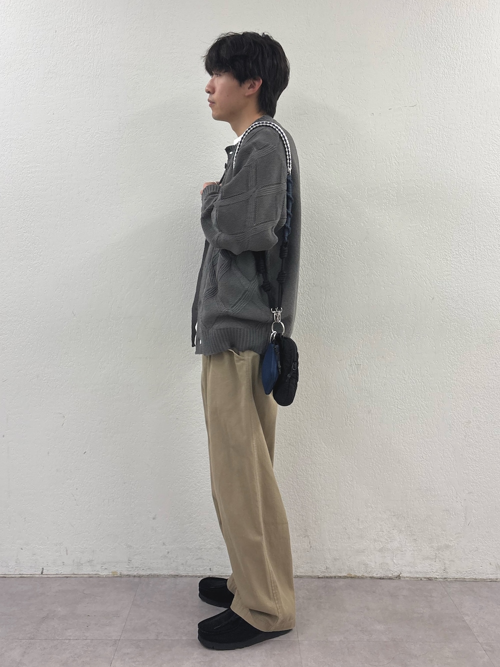 グレー系のカーディガン/ボレロ、ホワイト系のTシャツ/カットソー、ブラック系のショルダーバッグを着用したメンズの春コーディネートの2枚目の写真