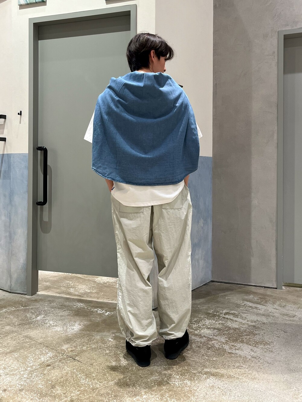 ブラック系のスニーカー、グレー系のカーゴパンツ、ホワイト系のTシャツ/カットソーを着用したメンズの春コーディネートの3枚目の写真