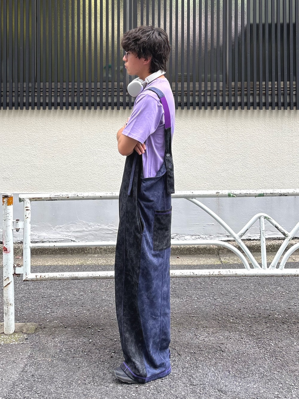 パープル系のTシャツ/カットソー、ブラック系のサロペット/オーバーオールを着用したメンズの夏コーディネートの2枚目の写真