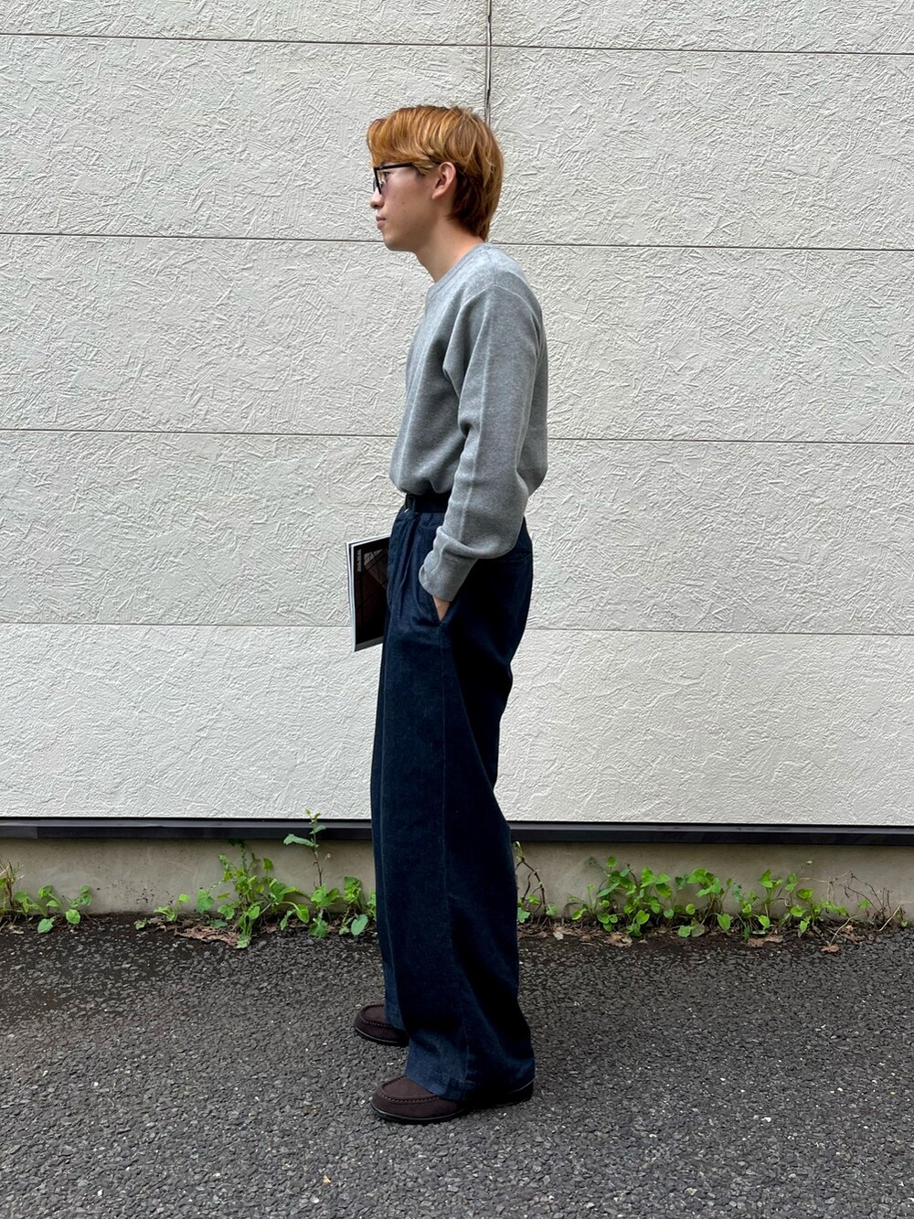 ブラウン系のローファー、ブルー系のデニムパンツ、グレー系のニット/セーターを着用したメンズの秋コーディネートの2枚目の写真