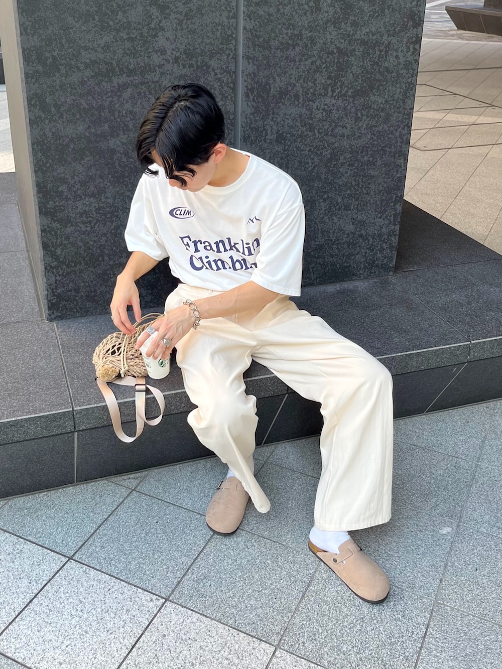ベージュ系のその他パンツ、ベージュ系のサンダル、ホワイト系のTシャツ/カットソーを着用したメンズの夏コーディネートの2枚目の写真