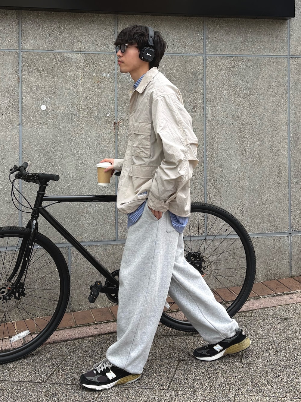 ベージュ系のナイロンジャケット、ブルー系のシャツ/ブラウスを着用したメンズの冬コーディネートの2枚目の写真