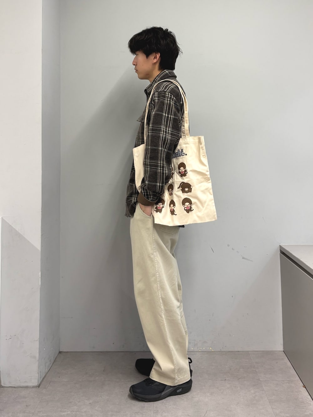 ブラウン系のシャツ/ブラウス、ホワイト系のチノパンツを着用したメンズの春コーディネートの2枚目の写真