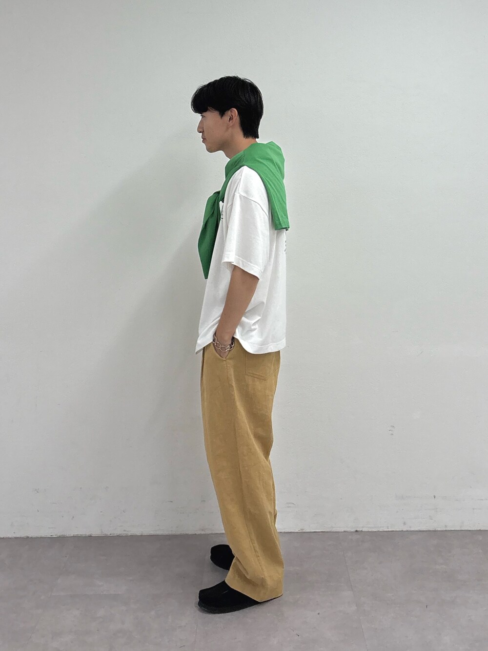 ホワイト系のTシャツ/カットソー、ベージュ系のチノパンツを着用したメンズの夏コーディネートの2枚目の写真