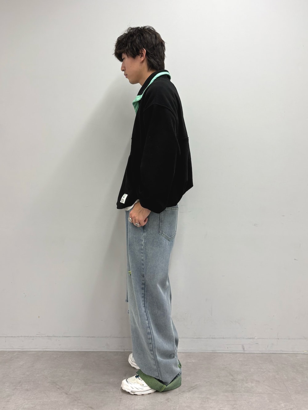 ブラック系のブルゾン、イエロー系のデニムパンツを着用したメンズの夏コーディネートの2枚目の写真