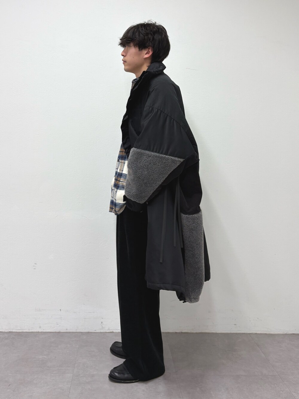 ブラック系のモッズコート、ベージュ系のシャツ/ブラウス、ブラック系のその他パンツを着用したメンズの冬コーディネートの2枚目の写真