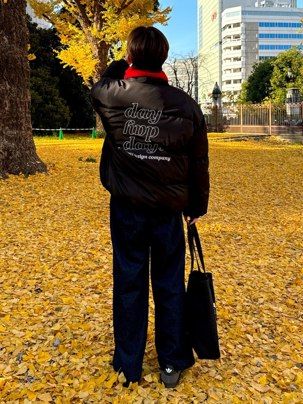 グレー系のスニーカー、ブラック系のデニムパンツ、ブラック系のダウンジャケット/コートを着用したメンズの冬コーディネートの2枚目の写真