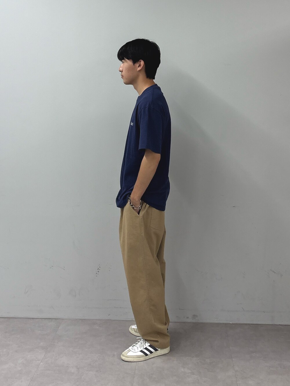 ブルー系のTシャツ/カットソー、ベージュ系のその他パンツを着用したメンズの夏コーディネートの2枚目の写真