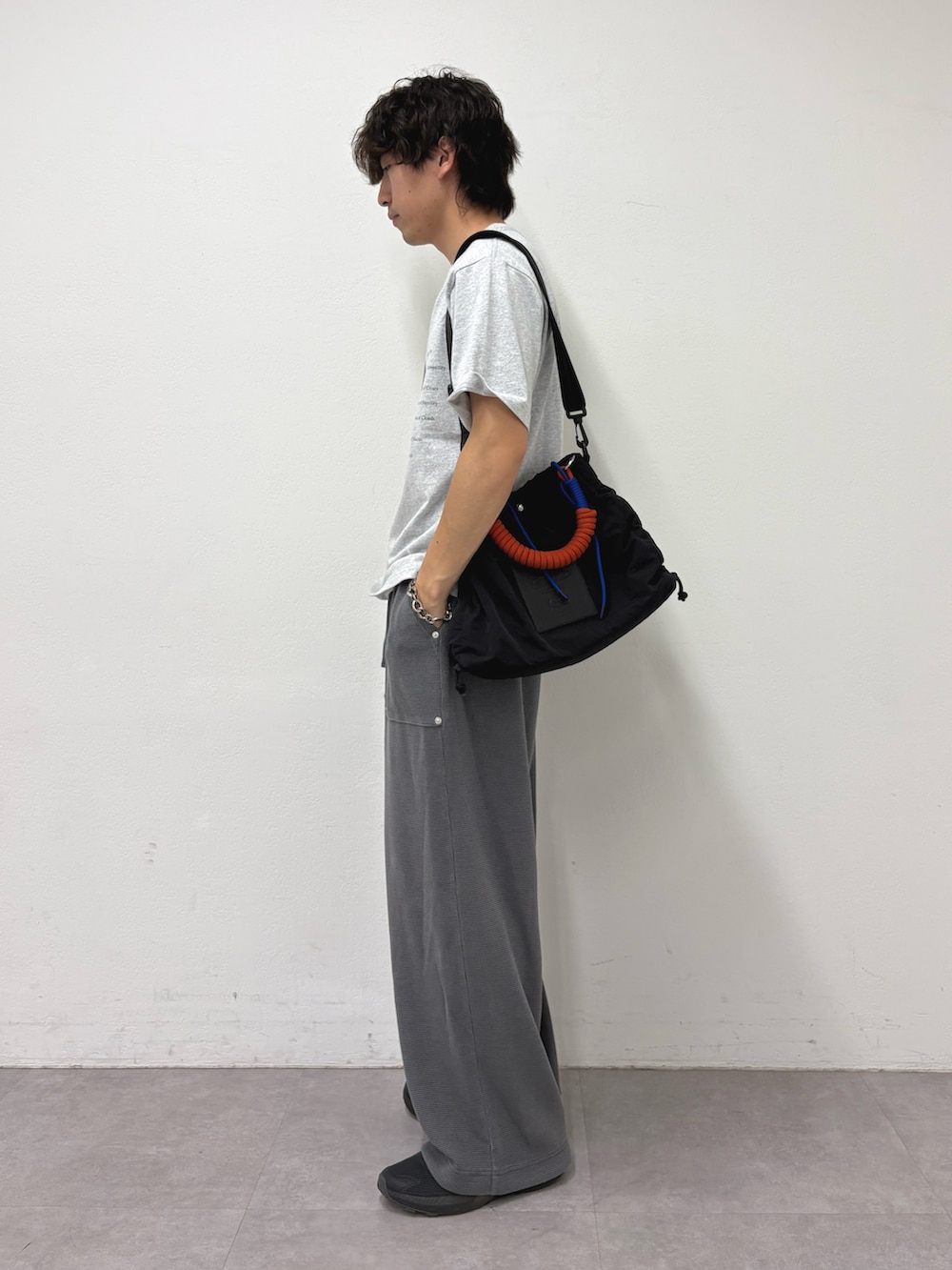 グレー系のTシャツ/カットソー、ブラック系のトートバッグ、グレー系のスウェットパンツを着用したメンズの夏コーディネートの2枚目の写真