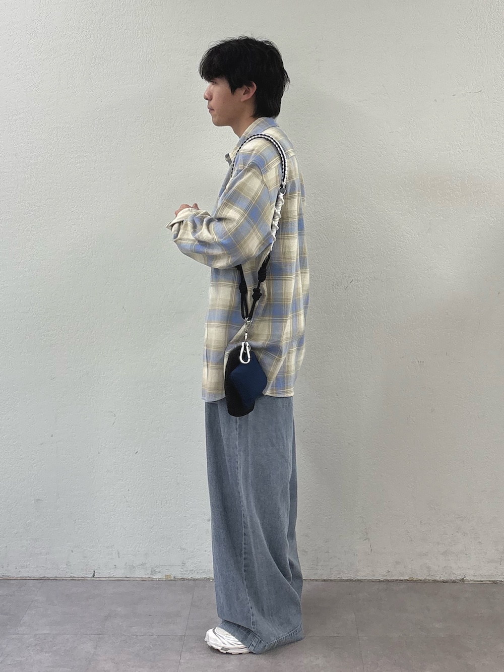 ベージュ系のシャツ/ブラウス、グレー系のTシャツ/カットソー、ブラック系のショルダーバッグを着用したメンズの春コーディネートの2枚目の写真