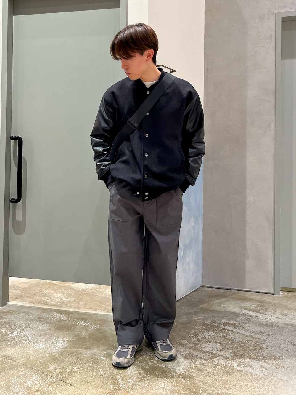 グレー系のスニーカー、グレー系のその他パンツ、グレー系のスウェットを着用したメンズの冬コーディネートの2枚目の写真