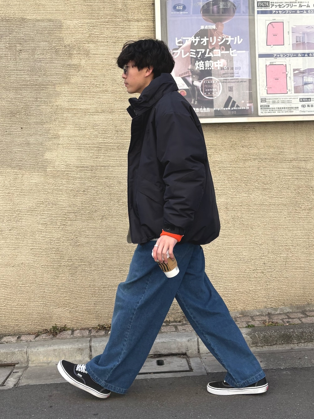 ブラック系のダウンジャケット/コート、グリーン系のテーラードジャケット、グレー系のニット/セーターを着用したメンズの冬コーディネートの2枚目の写真