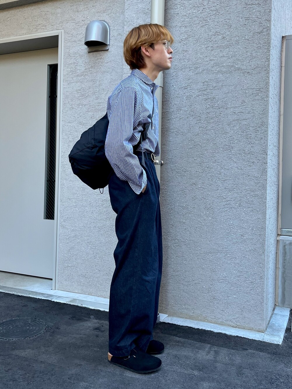 ブラック系のサンダル、ブルー系のパンツ、ブラック系のシャツ/ブラウスを着用したメンズの秋コーディネートの2枚目の写真