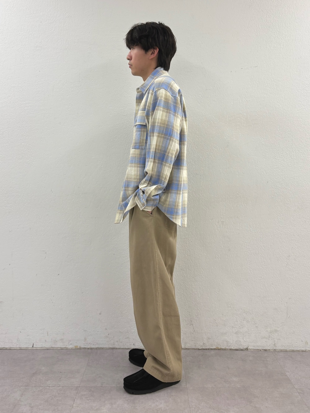 ベージュ系のシャツ/ブラウス、ホワイト系のTシャツ/カットソー、ベージュ系のチノパンツを着用したメンズの春コーディネートの2枚目の写真