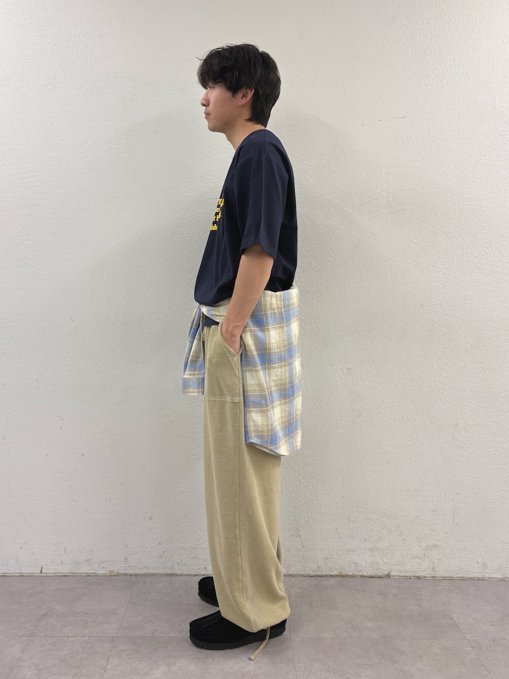 ブルー系のTシャツ/カットソー、ベージュ系のシャツ/ブラウス、ベージュ系のスウェットパンツを着用したメンズの春コーディネートの2枚目の写真